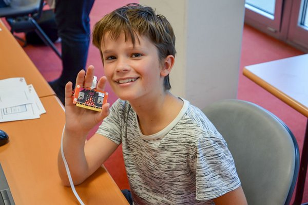 Ein Teilnehmer der Kinderuni beim Programmieren mit micro:bits