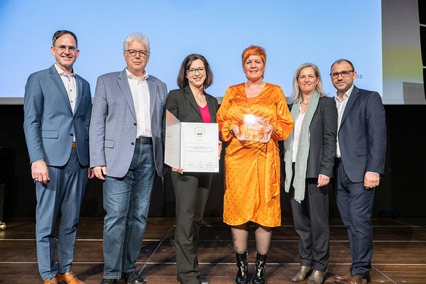 Das Bild zeigt Claudia Adlaßnig und Karin Fuchs von BMD auf der Bühne bei der erneuten Verleihung des BGF-Gütesiegels.