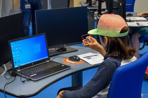 Ein Teilnehmer der Kinderuni beim Programmieren mit micro:bits