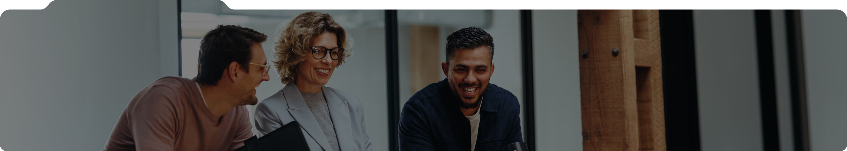 BMD-Termine-Background Drei Personen stehen beisammen und lächeln.