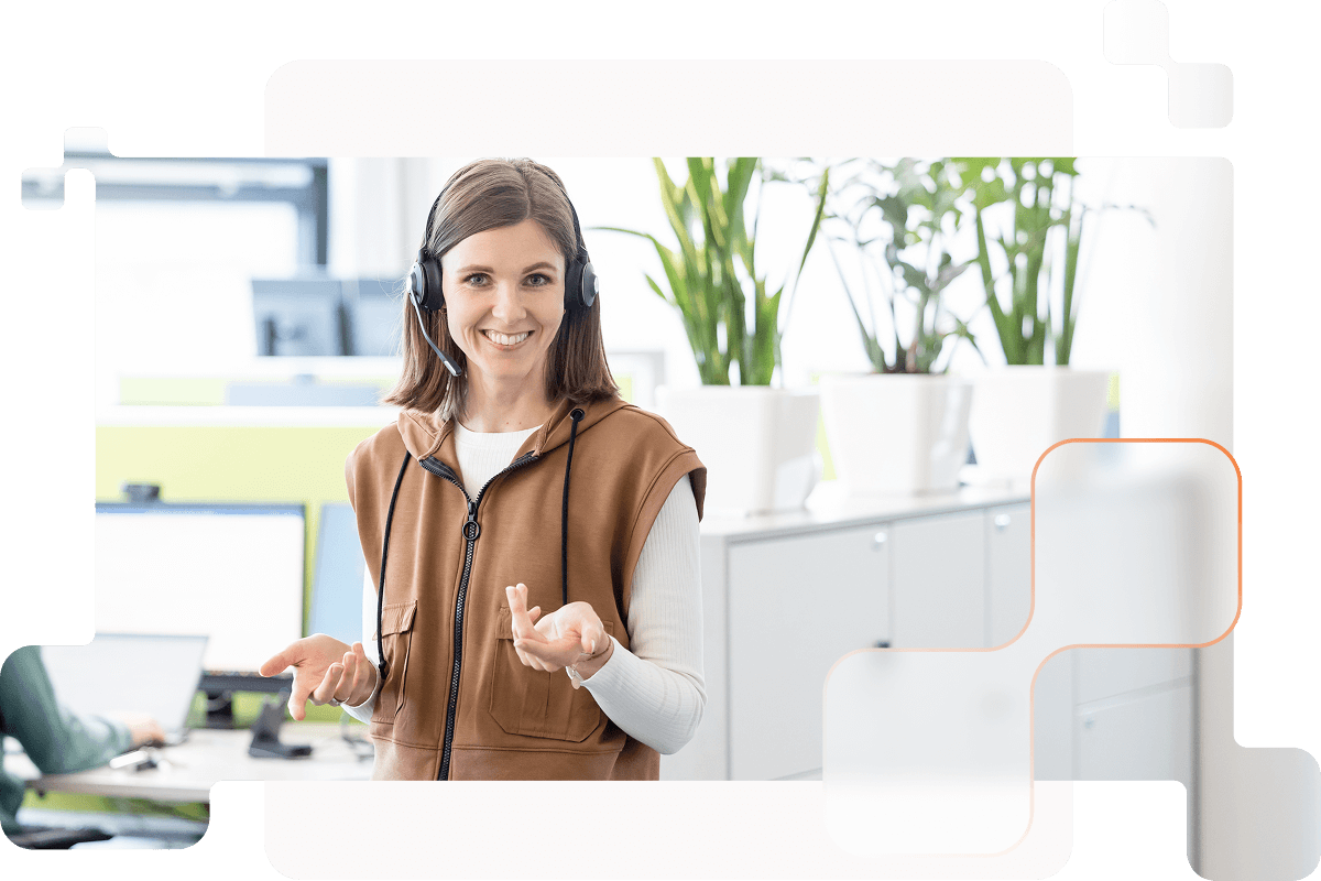 BMD-Technik-Support Mitarbeiterin aus dem Support beim Telefonat mit einem Kunden über ein Headset.