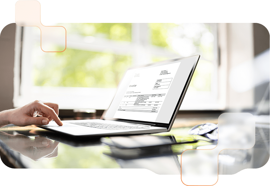 Person arbeitet an einem Laptop mit geöffneter E-Rechnung auf dem Bildschirm, im Hintergrund ein sonniges Fenster.