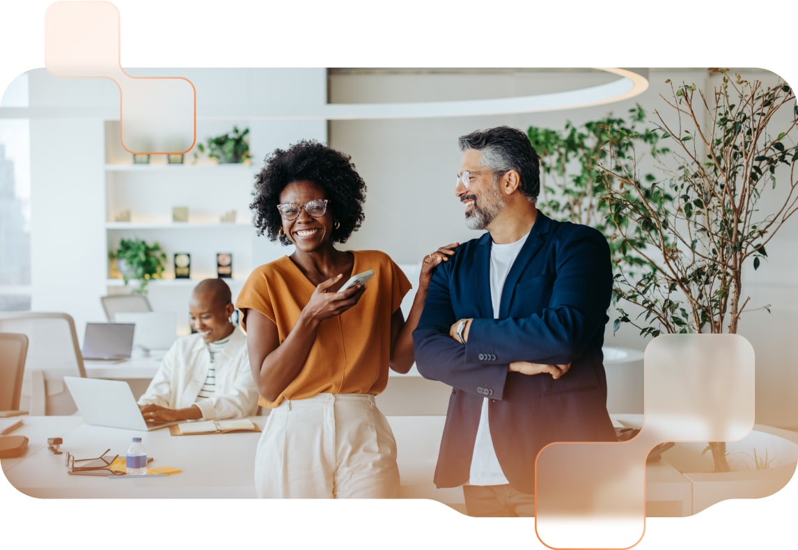 Projektzeiterfassung von BMD Mitarbeiterin und Mitarbeiter in modernem hellen Büro die sich anlächeln.