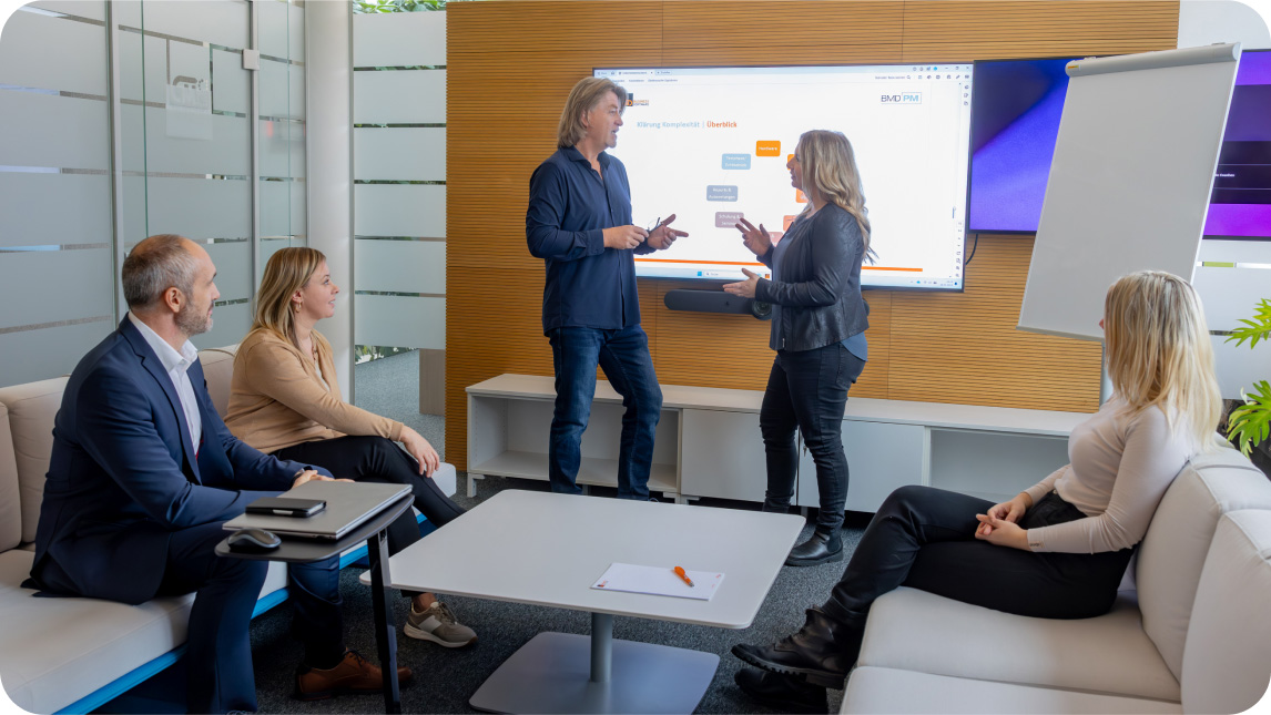 Das Team der BMD Projektbegleitung bei einer Besprechung in einem modernen Konferenzraum.