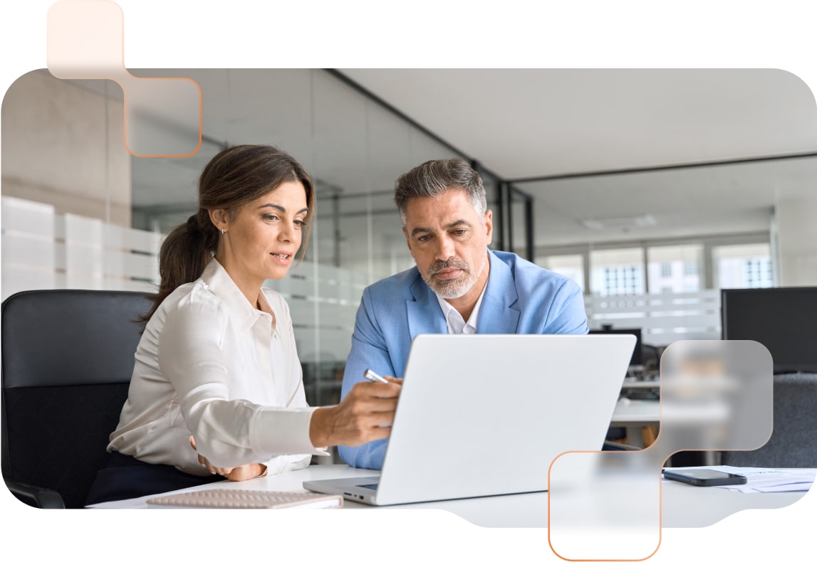 Geschäftsführerin und Controller bei der Besprechung des Finanzplans vor einem Laptop