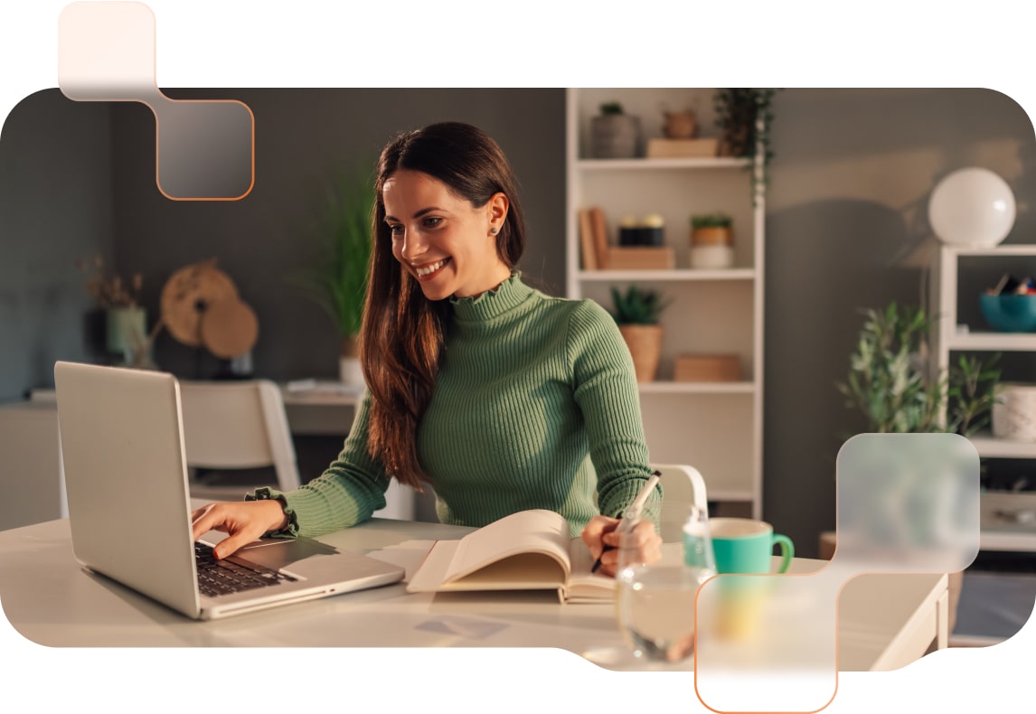 Cloud für Schulen - Funktionalität Schülerin im Homeoffice tippt mit Hand auf Notebook und lächelt.