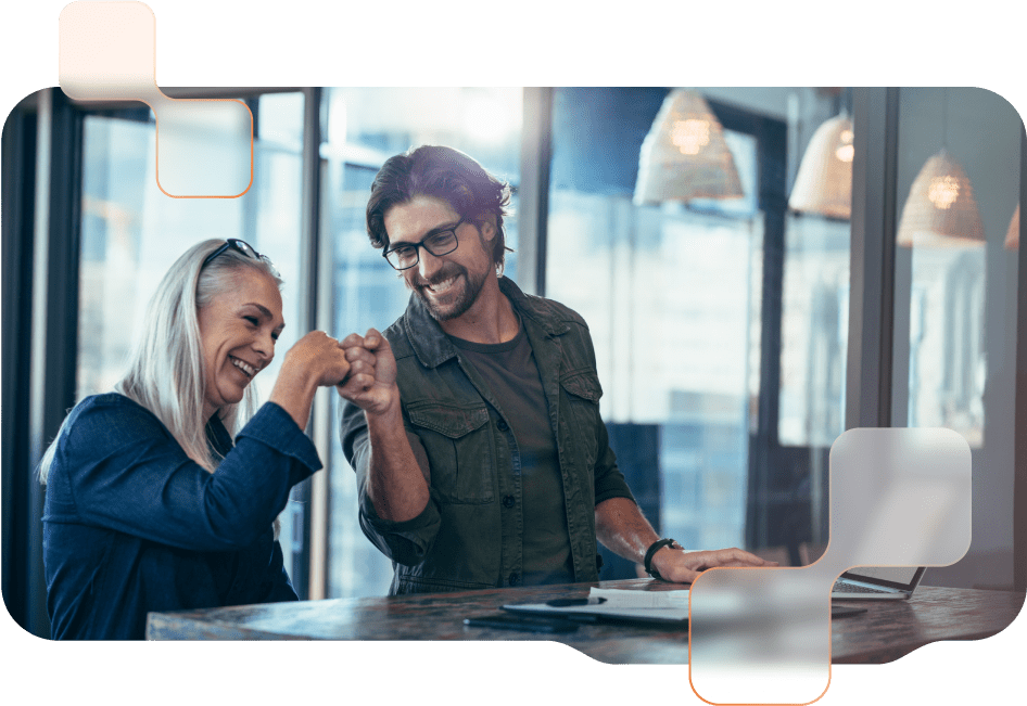 Teaser Software für Steuerberater Steuerberaterin und ihr Mandant arbeiten zusammen, lächeln und machen mit Händen ein high five.