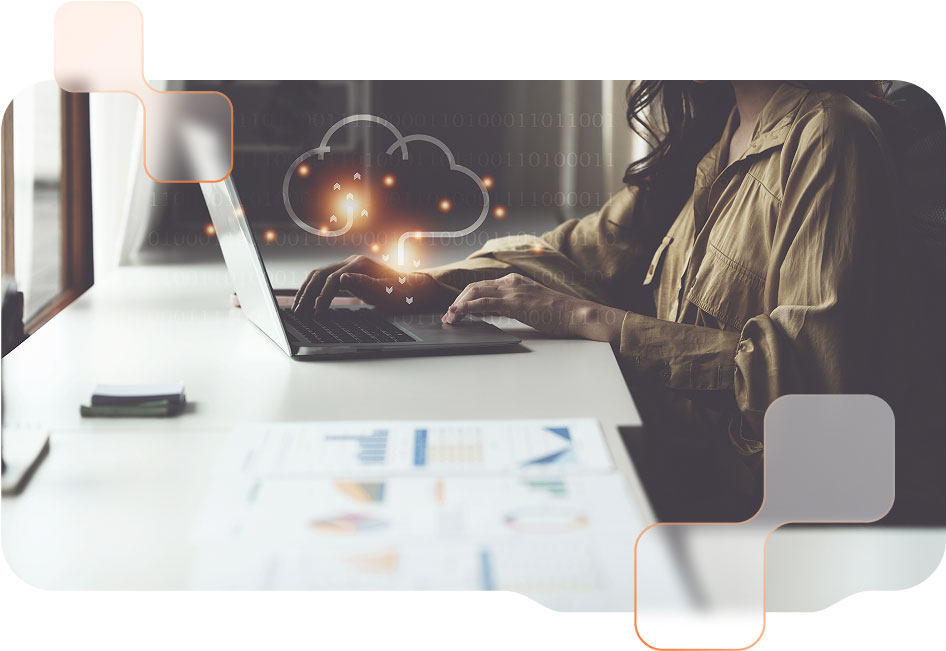 Dame arbeitet auf Notebook und über dem Notebook ist ein Cloud-Hologramm zu sehen.