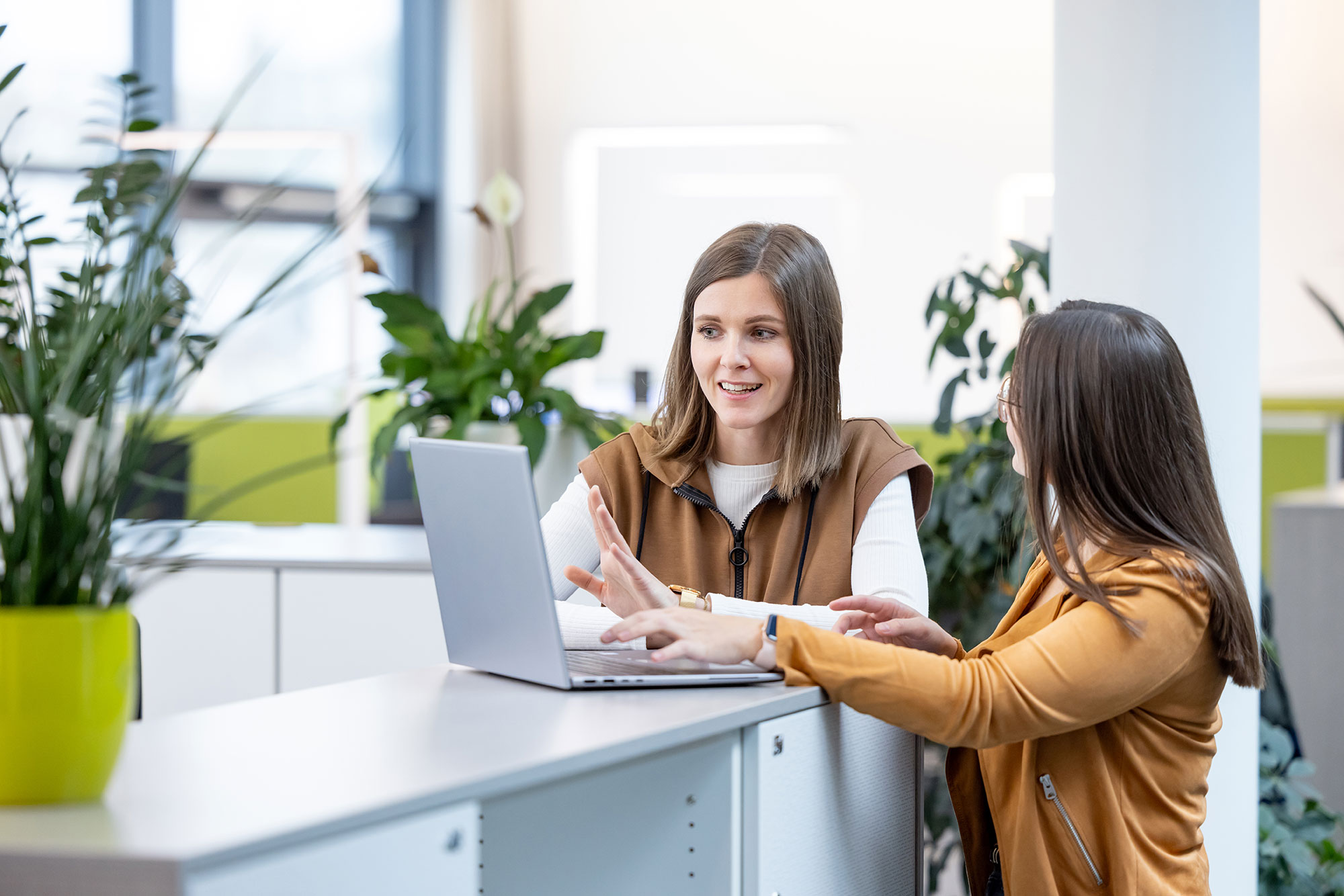 Zwei BMD Mitarbeiterinnen beim Zusammenarbeiten im BMD Büro.