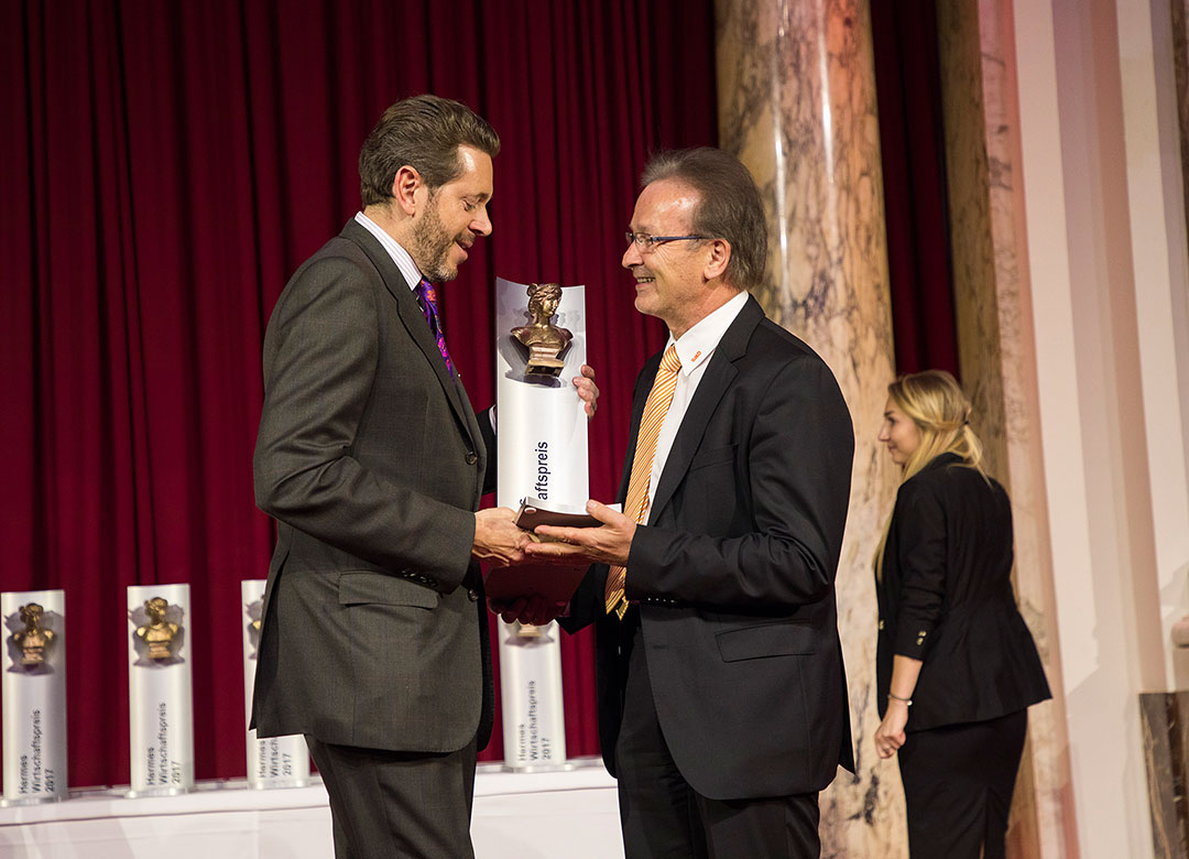 Wirtschaftsminister Dr. Harald Mahrer überreicht KR Ferdinand Wieser den Hermes in der Kategorie Dienstleistungen (Foto © feel image - Fotografie, Felicitas Matern)