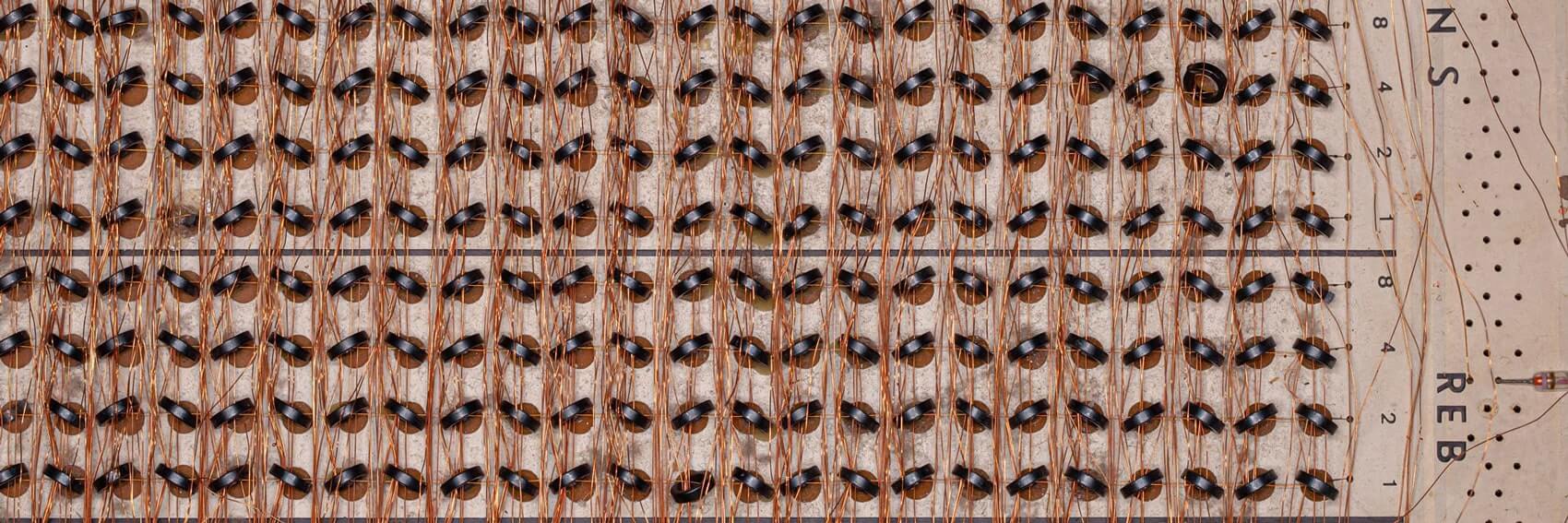 Nahaufnahme eines gefädelten Programms - eine Technik am Beginn der Programmierung. 