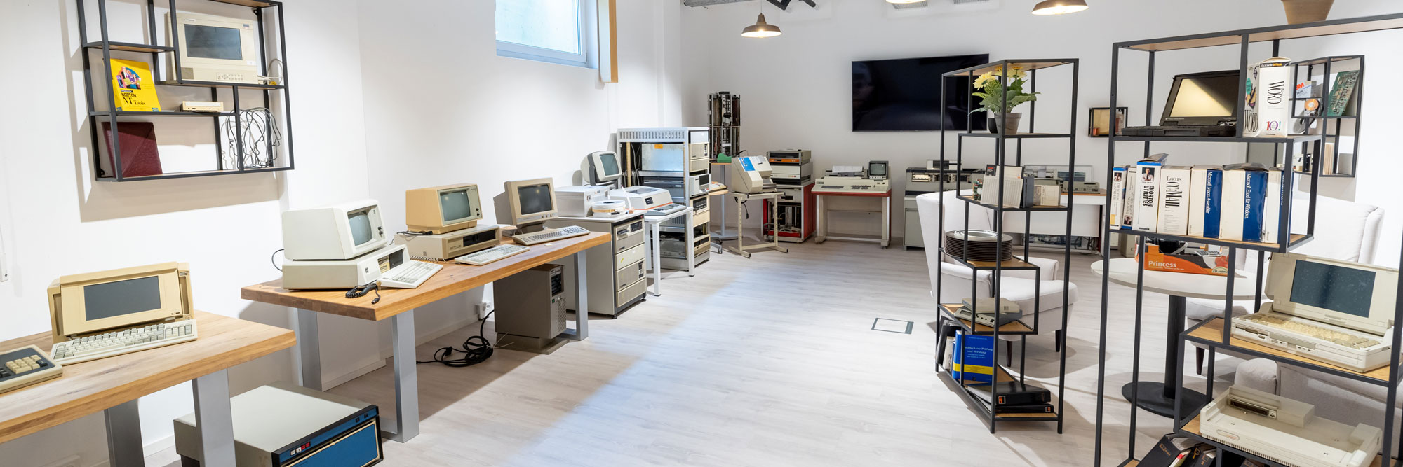 Bild aus dem BMD Museum mit PCs und Geräten der Vergangenheit. 