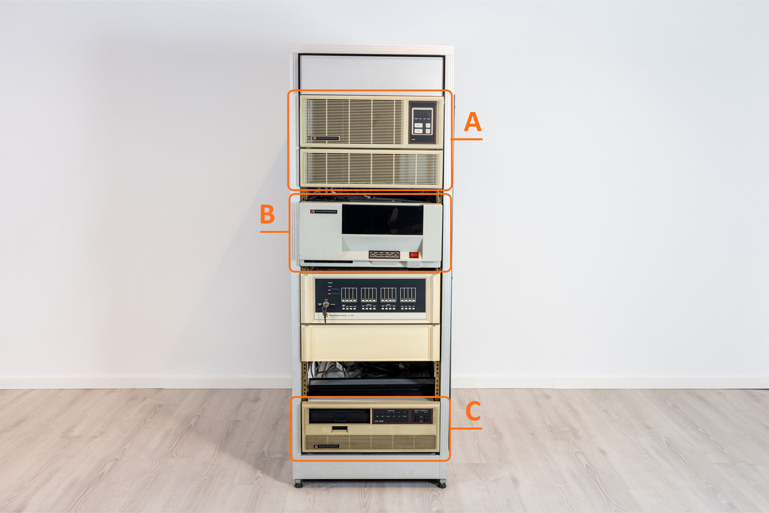 Beige-graues Betriebssystem (Magnetbandsation und Diskettenlaufwerk) vor weißer Wand