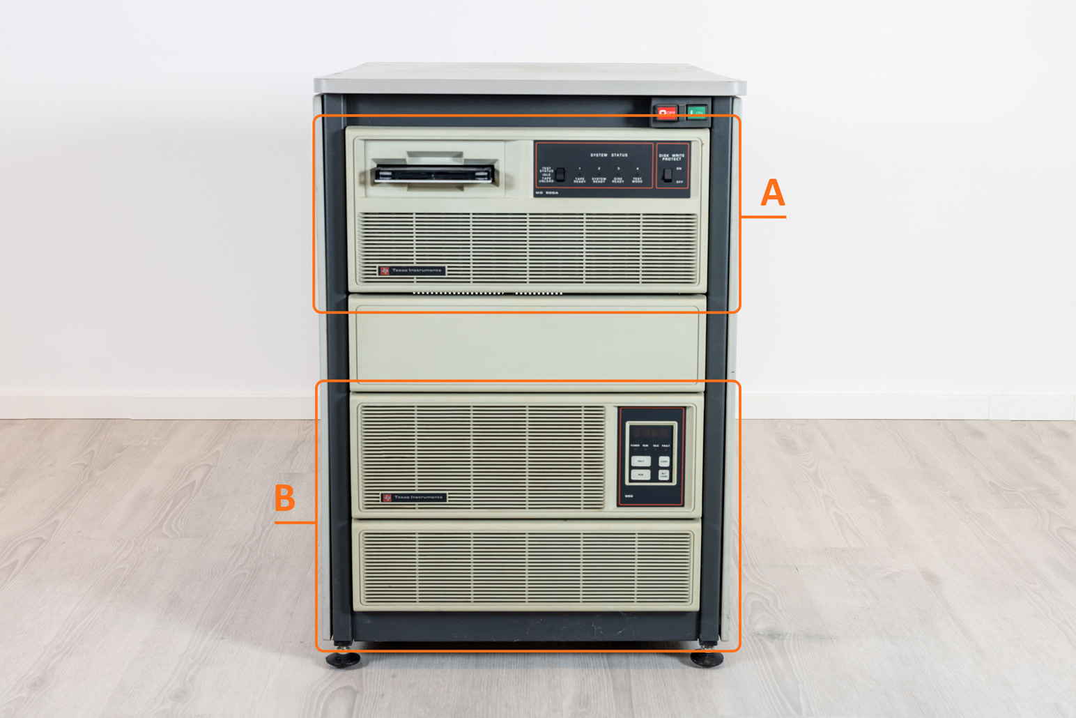 Graue-beiger Kasten (Betriebssystem) vor weißer Wand