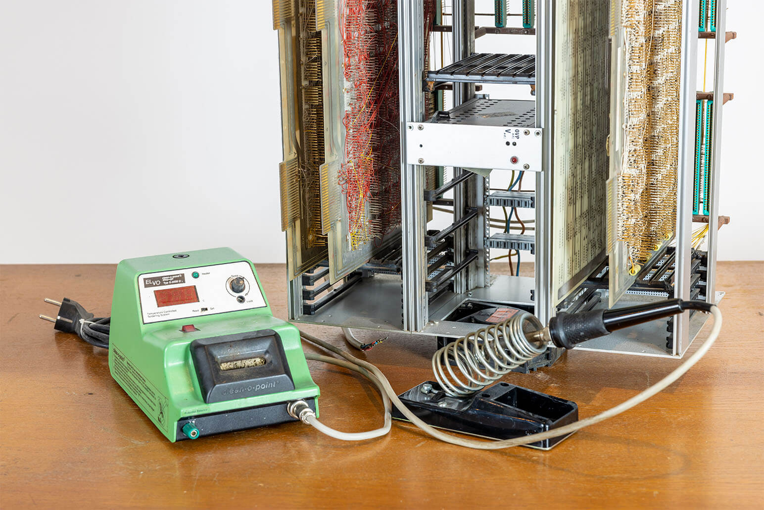 Lötkolben auf Holztisch