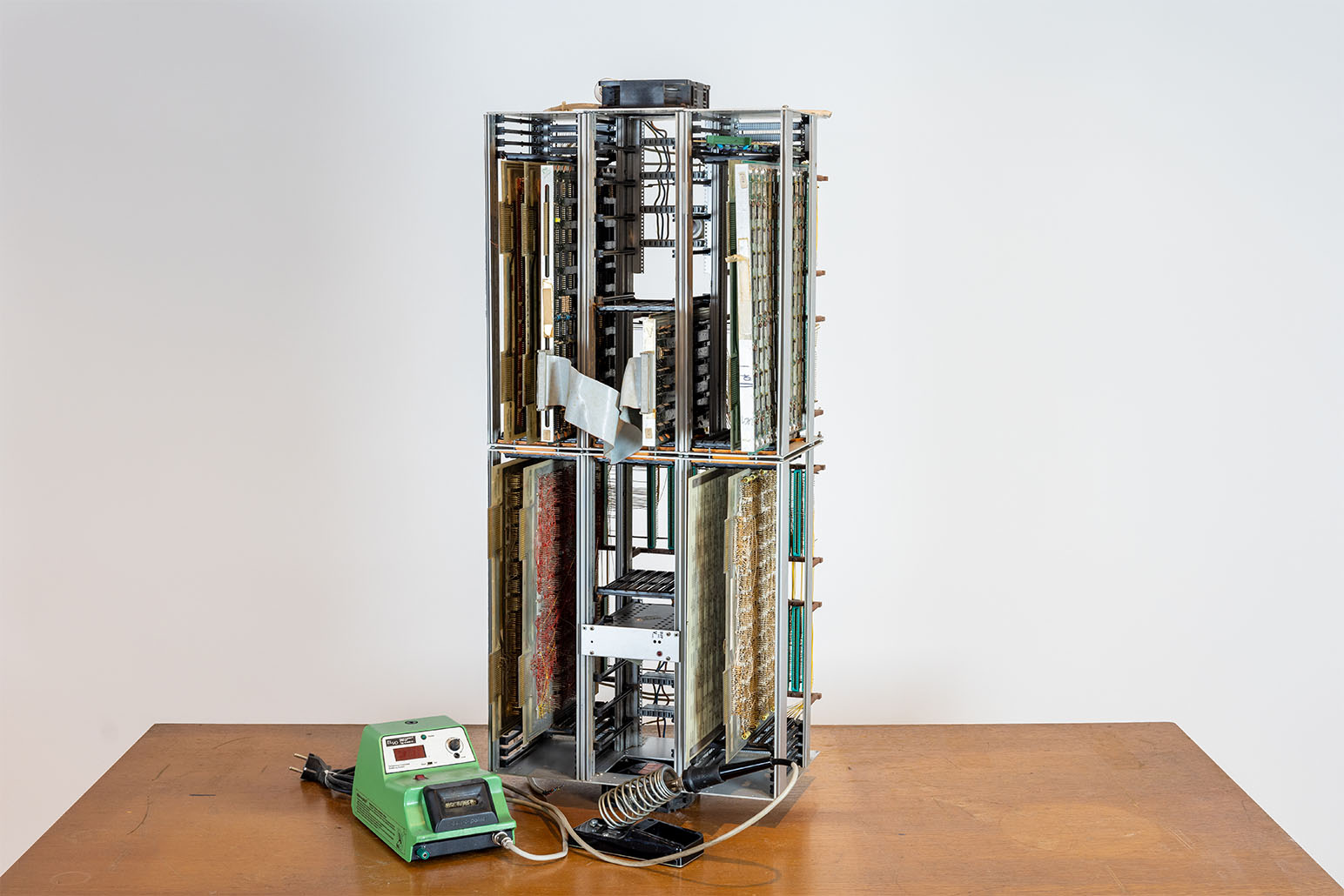 Server aus Metall mit Platinen und Lötkolben auf Holztisch