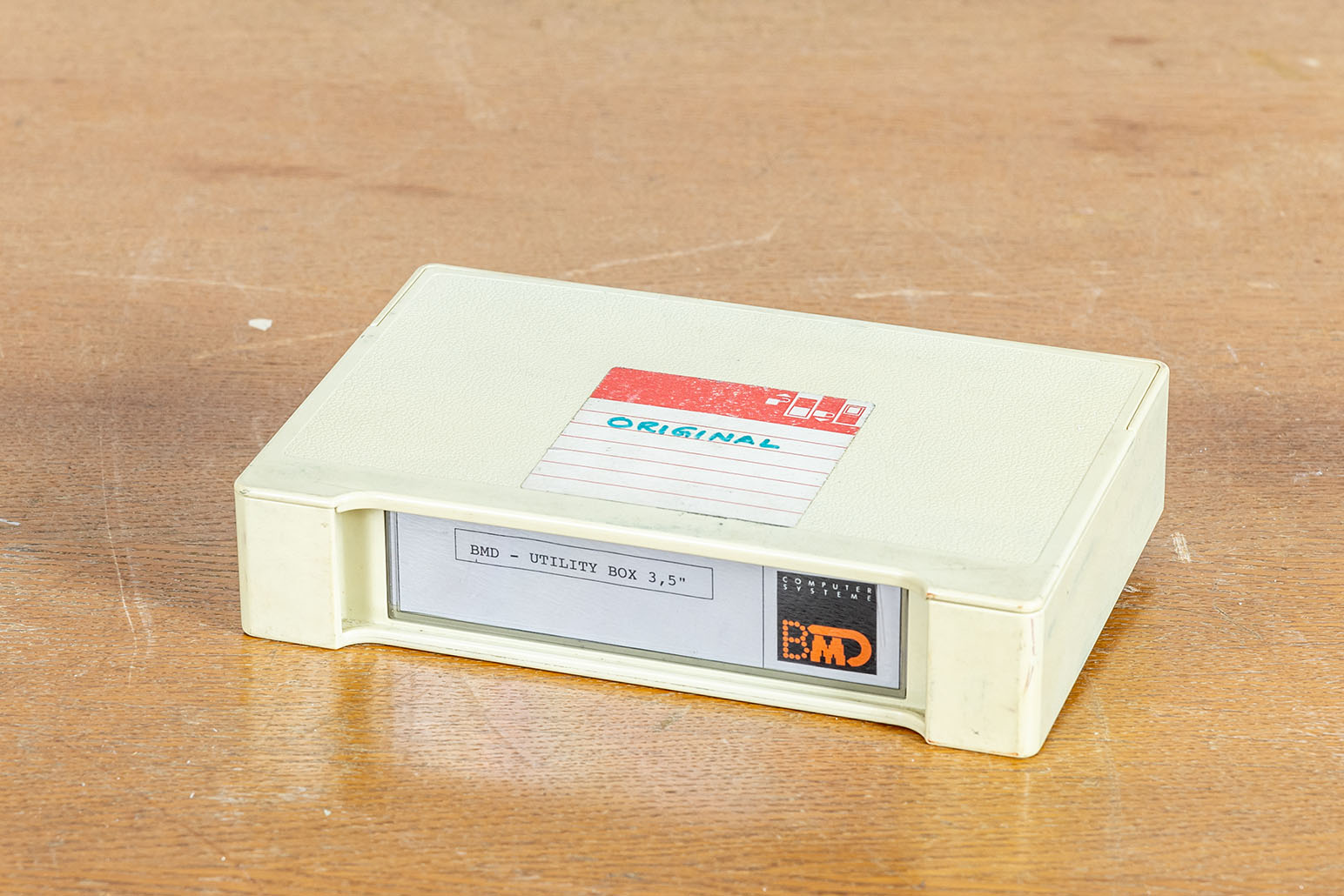 Beige, geschlossene Box auf Holztisch