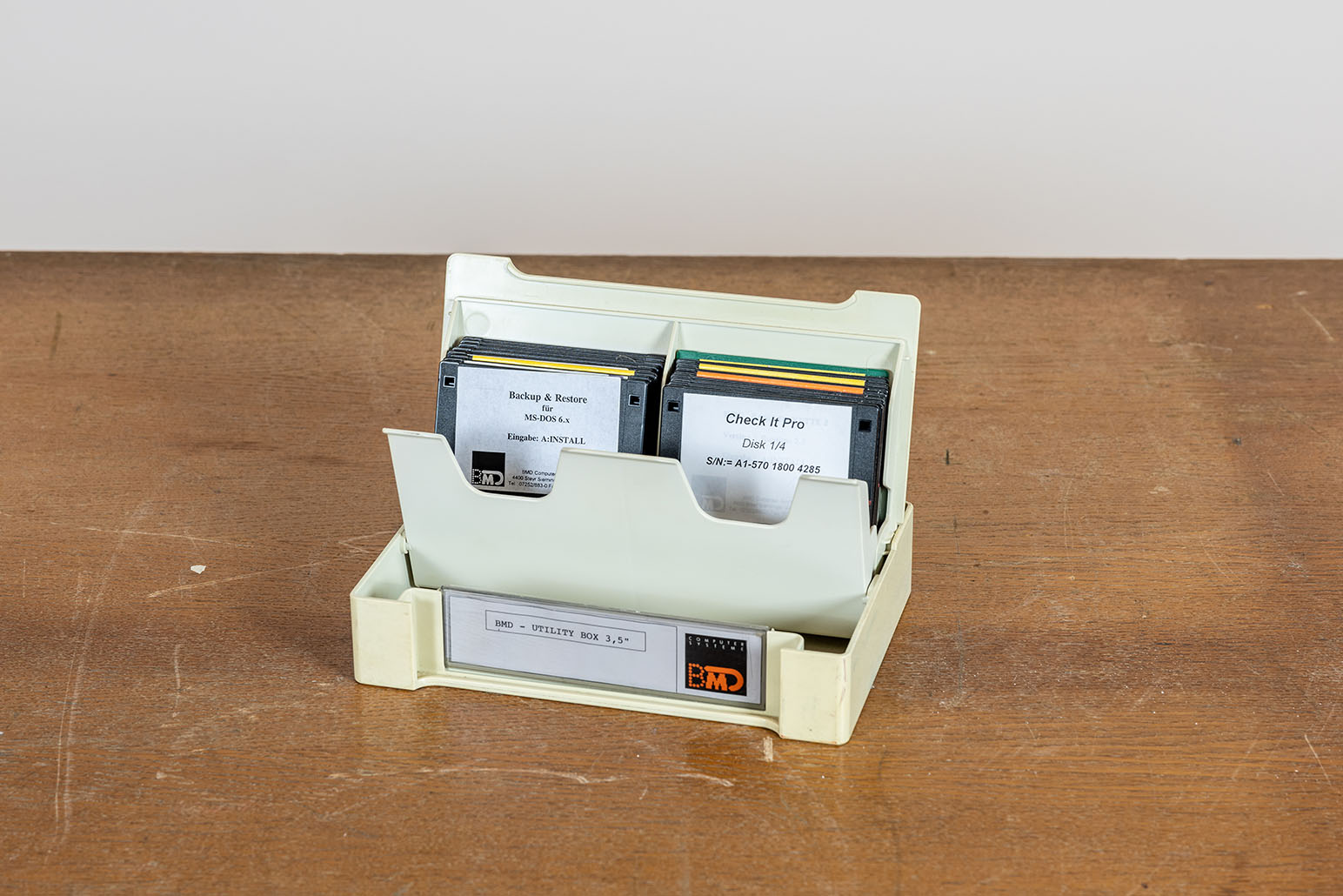 Disketten in einer beigen Box auf Holztisch