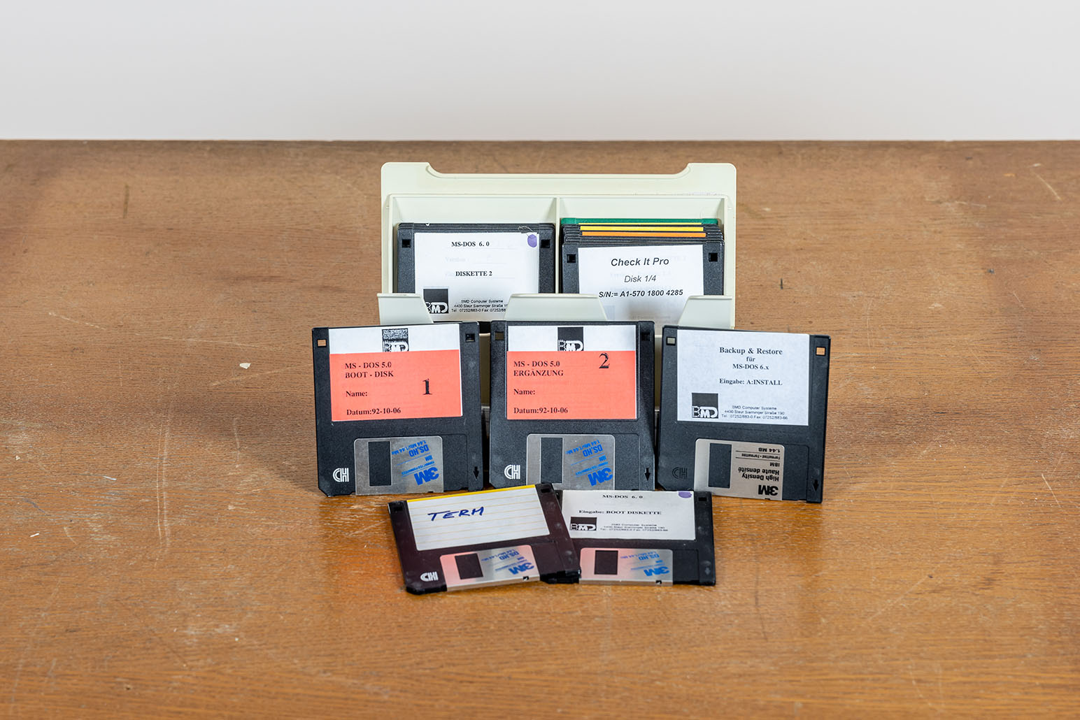 Disketten vor einer beigen Box auf Holztisch