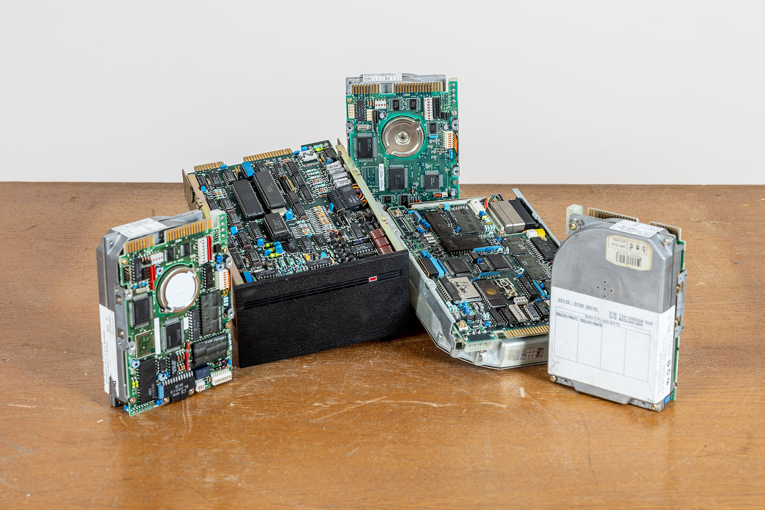 Fünf Festplatten auf Holztisch zusammengestellt