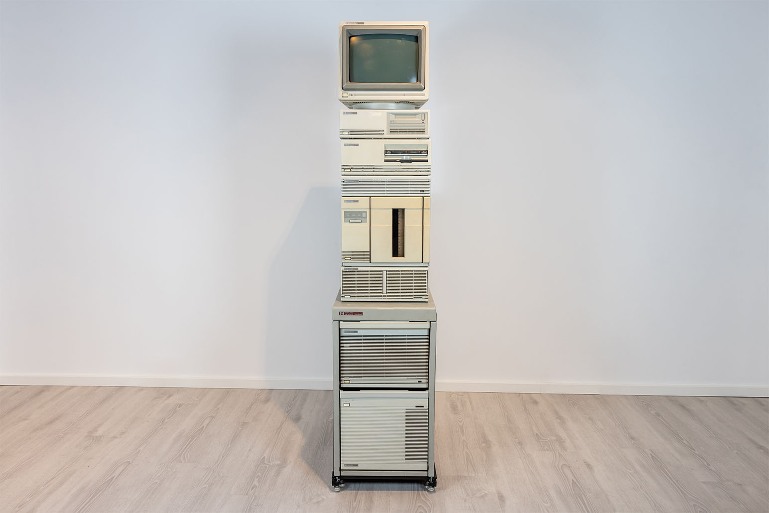 Server steht vor einer weißen Wand