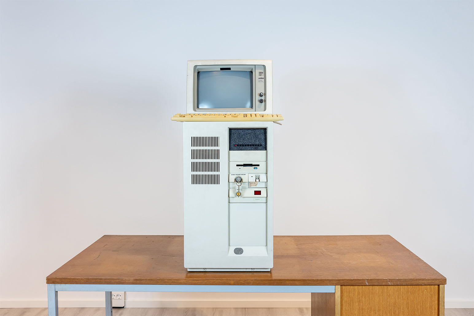 Weißer Computer auf Holztisch