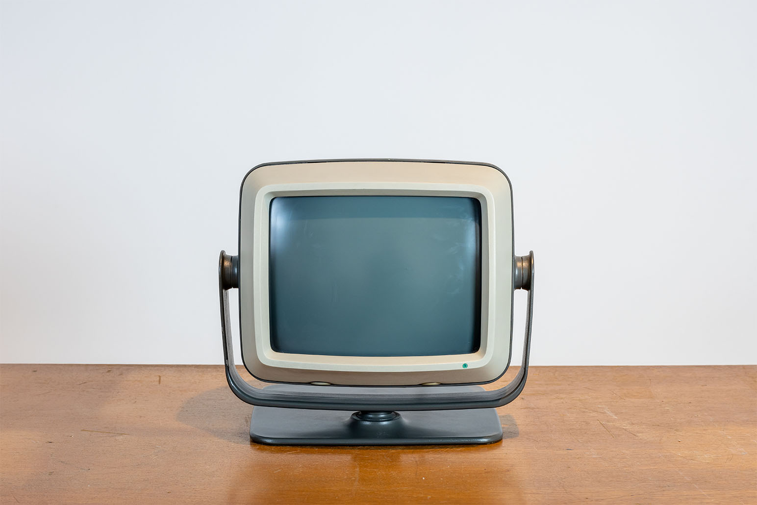 Grau-beiger Bildschirm auf Holztisch