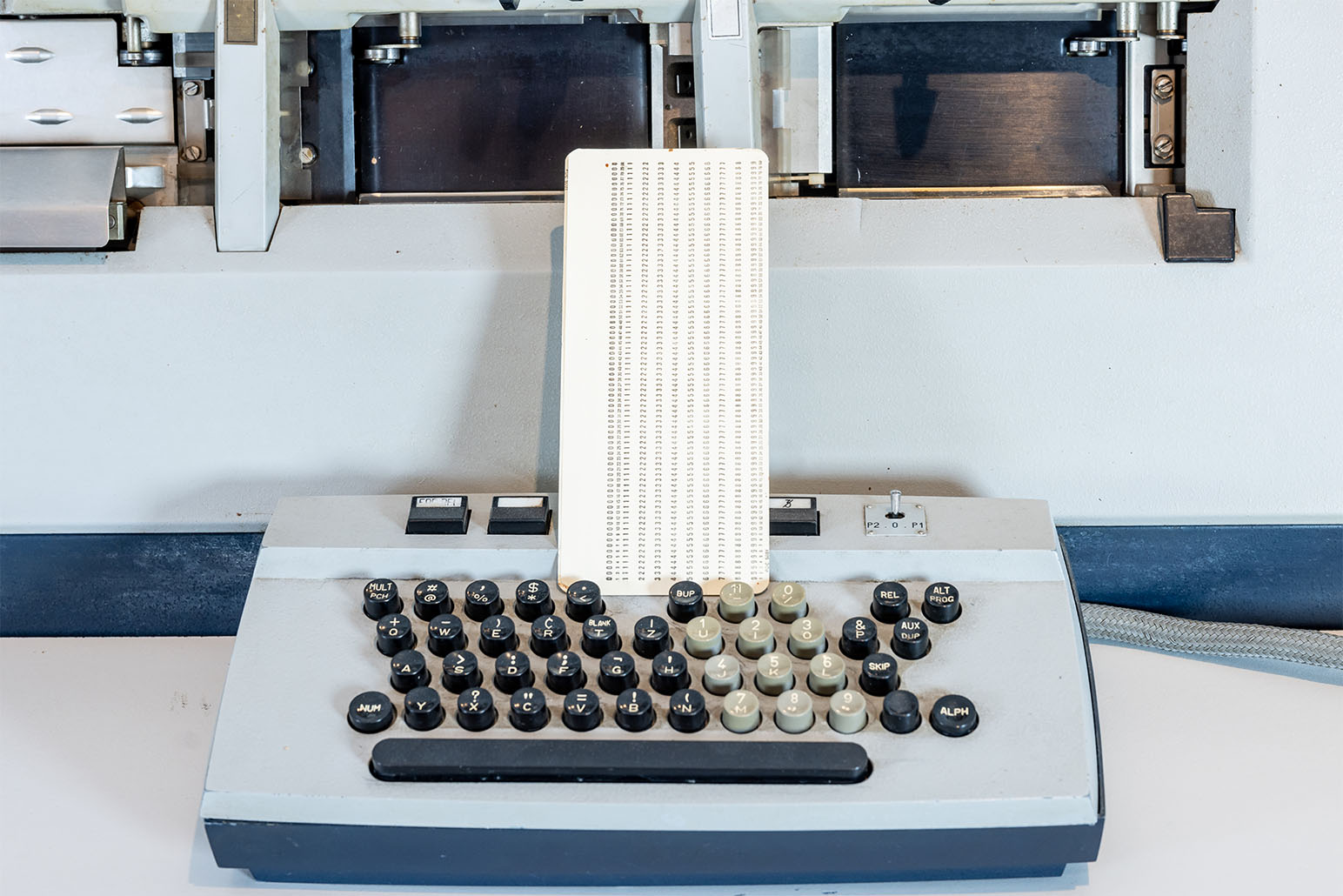 Lochkarte auf Lochkartenstanzer