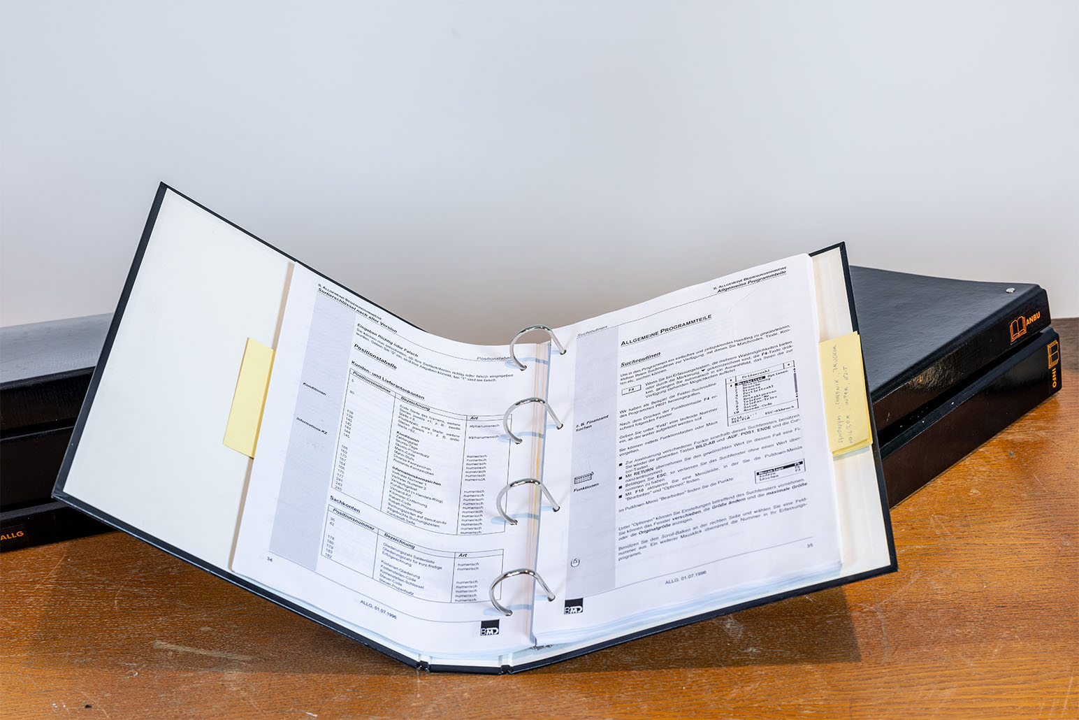 Geöffneter Ordner auf Holztisch