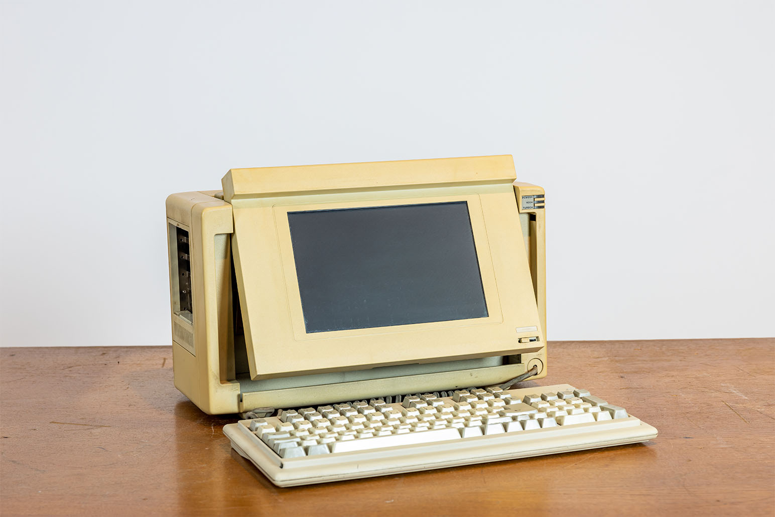 Tragbarer PC mit Tastatur auf Holztisch