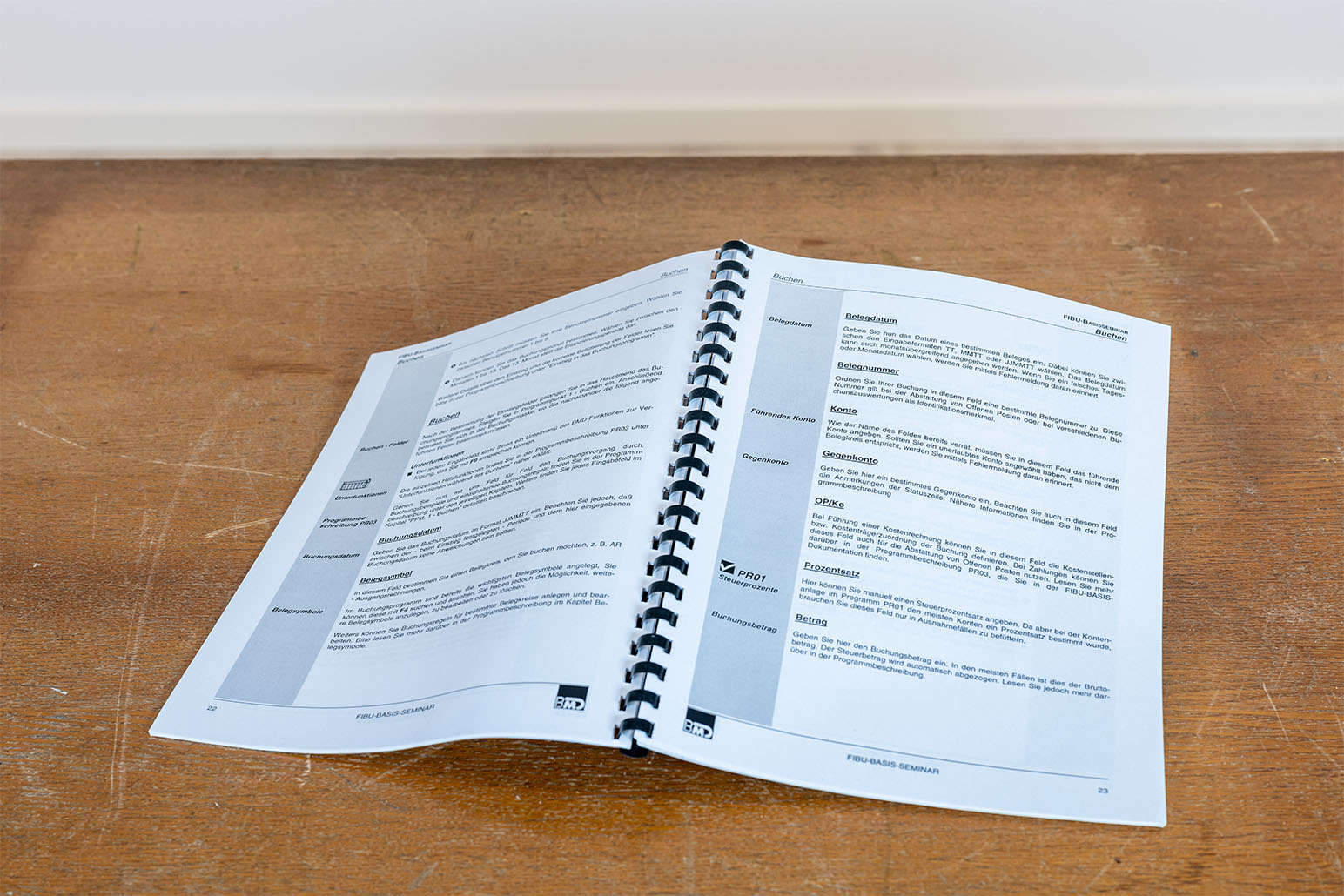 Aufgeschlagenes Seminarskript zum Thema FIBU Basis