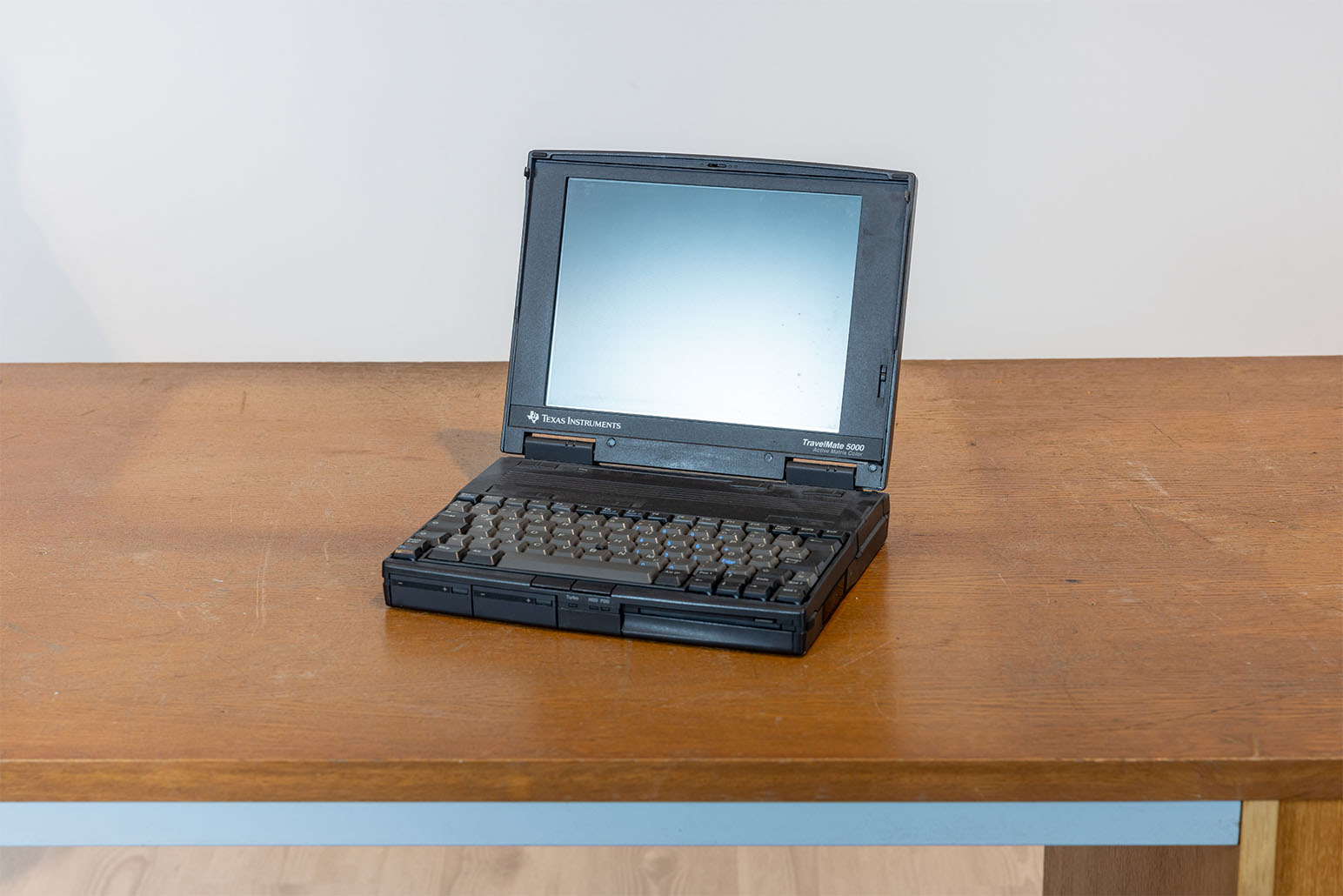 Schwarzer Laptop auf Holztisch