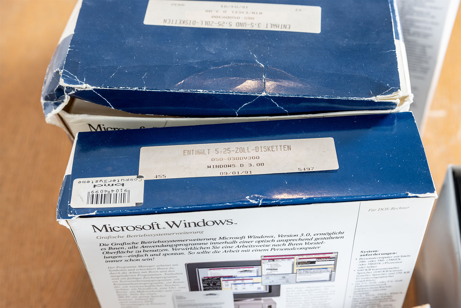Verpackungen der Microsoft Software auf Holztisch