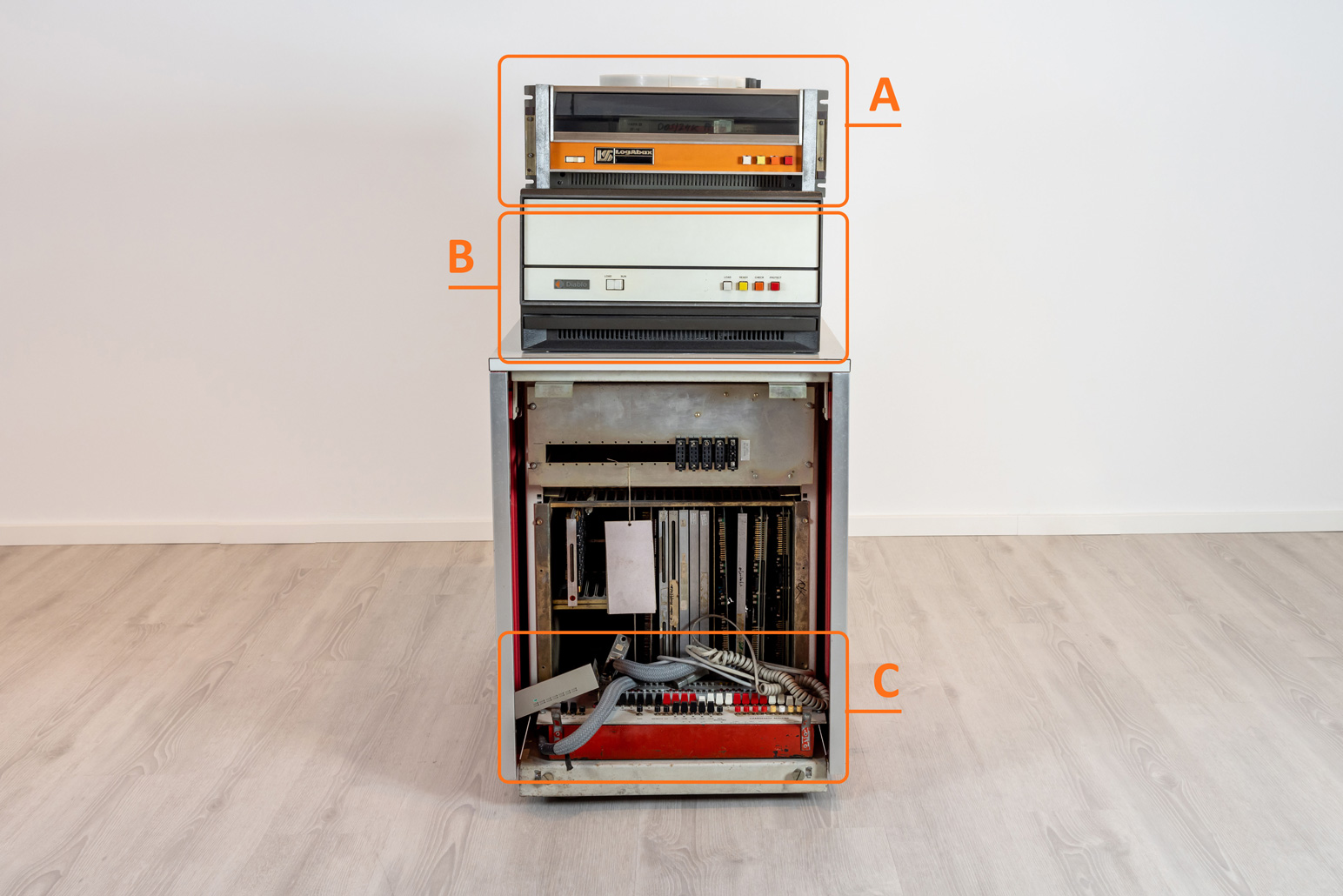 Rechner (inkl. Wechselplatte und Wechselfestplatte)vor weißer Wand