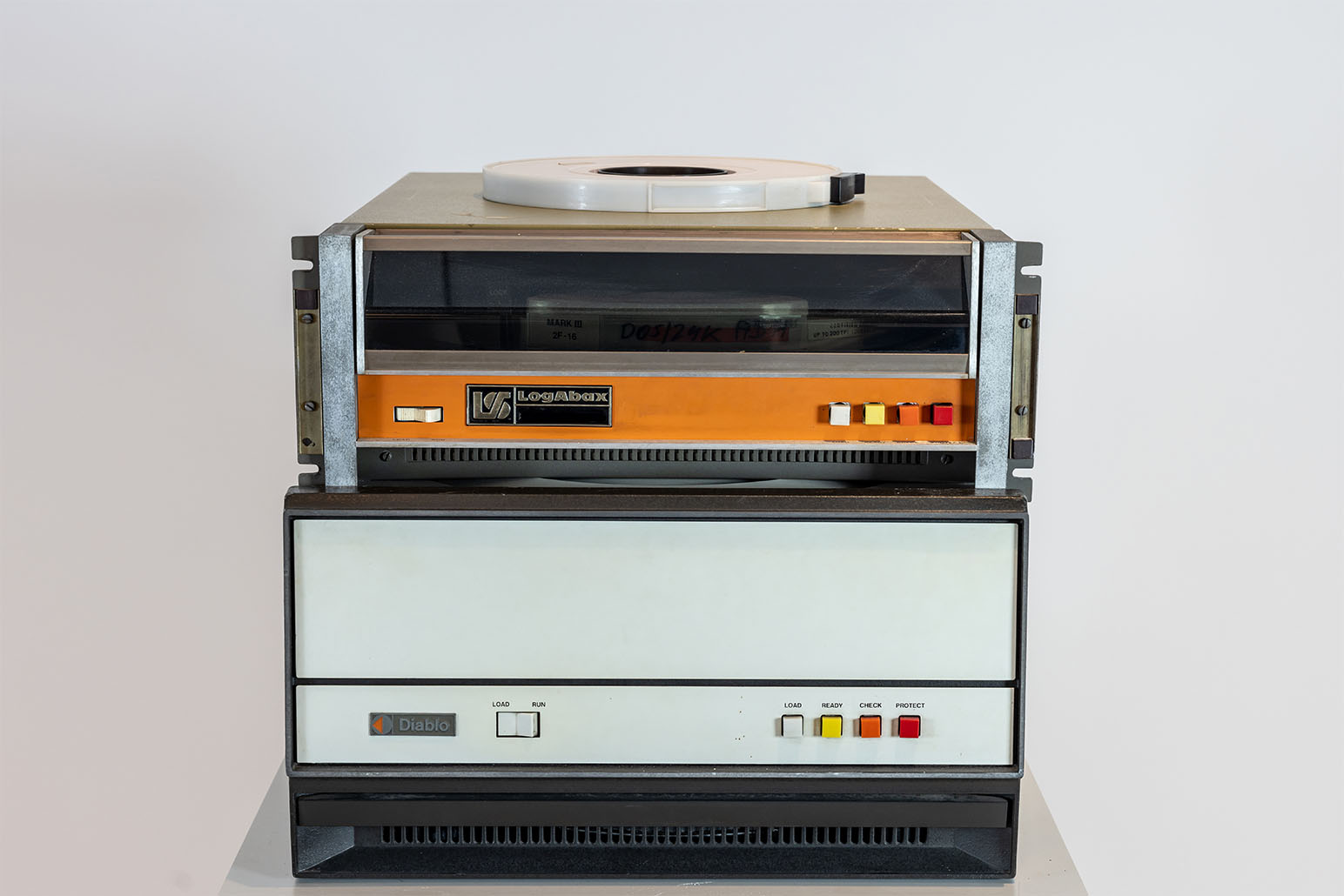 Wechselplatte und Wechselfestplatte vor weißer Wand