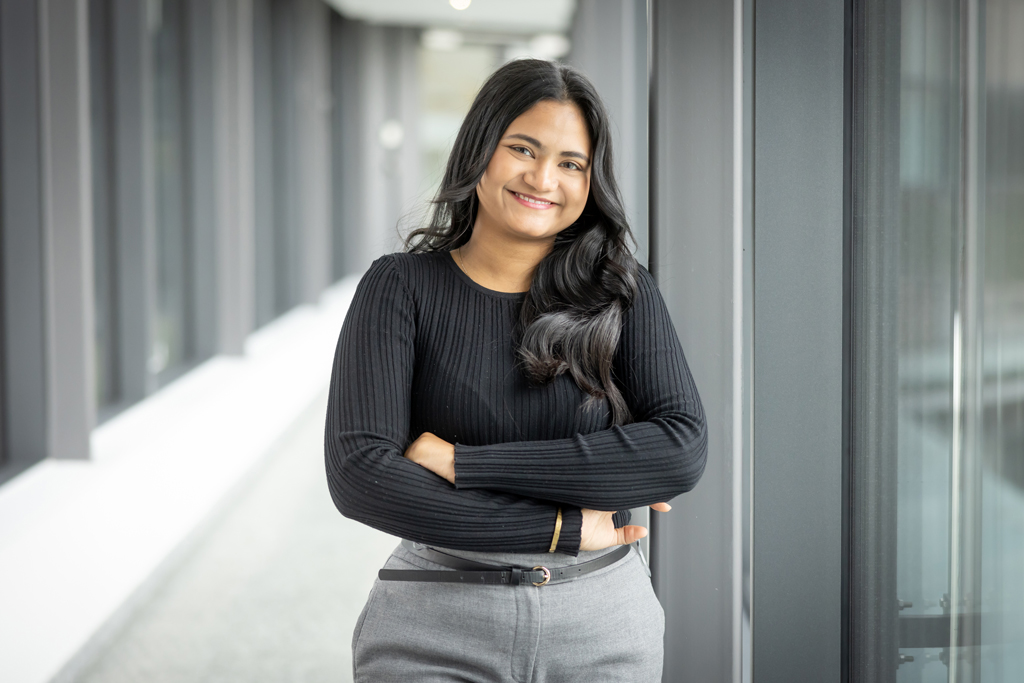 Junge Frau steht im Gang [© BMD, Gabor BOTA]