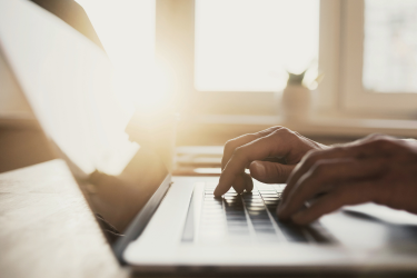 Tippen am Laptop [© kite_rin - stock.adobe.com]