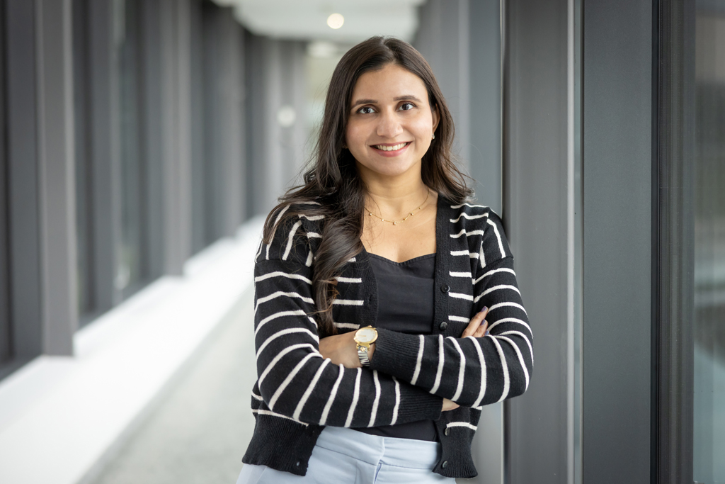 Junge Frau steht im Gang an eine Säule angelehnt [© BMD, Gabor BOTA]