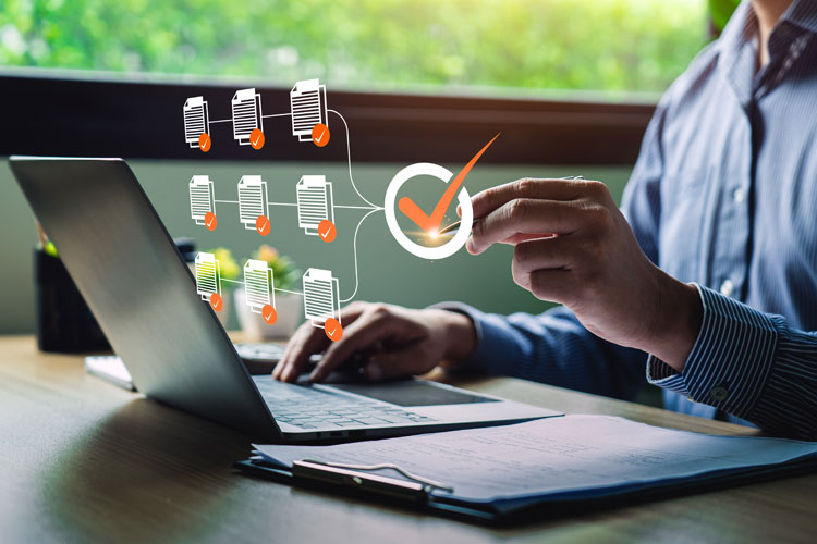 Bild zeigt einen Mann der auf dem Laptop tippt