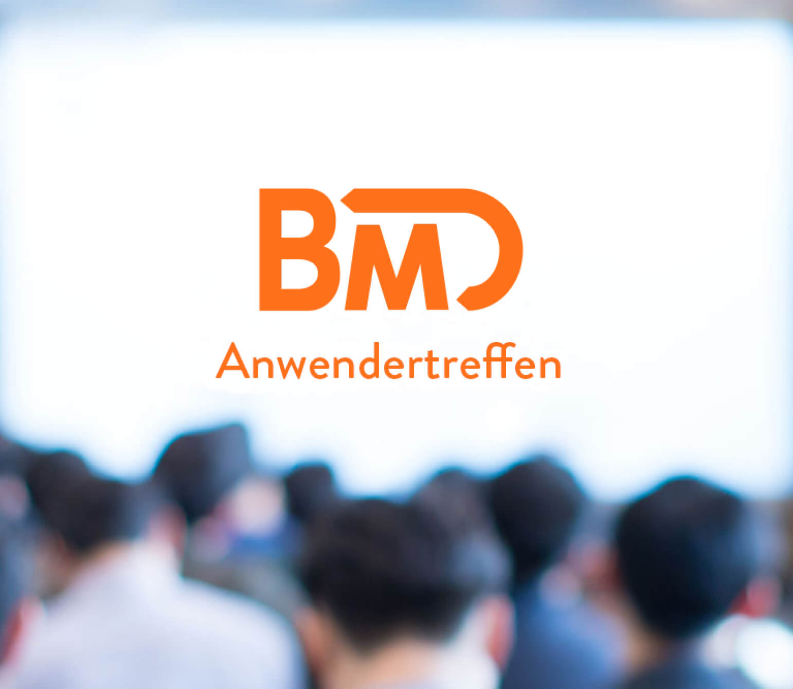 Eine Gruppe von Menschen sitzt in einem Konferenzraum und blickt auf eine große Leinwand mit dem Logo von BMD und dem Schriftzug "Anwendertreffen".