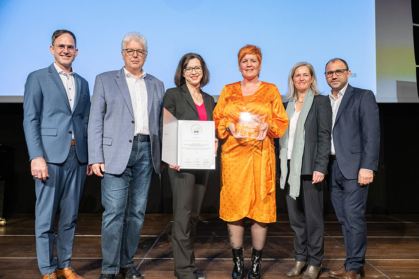 Das Bild zeigt Claudia Adlaßnig und Karin Fuchs von BMD auf der Bühne bei der erneuten Verleihung des BGF-Gütesiegels.