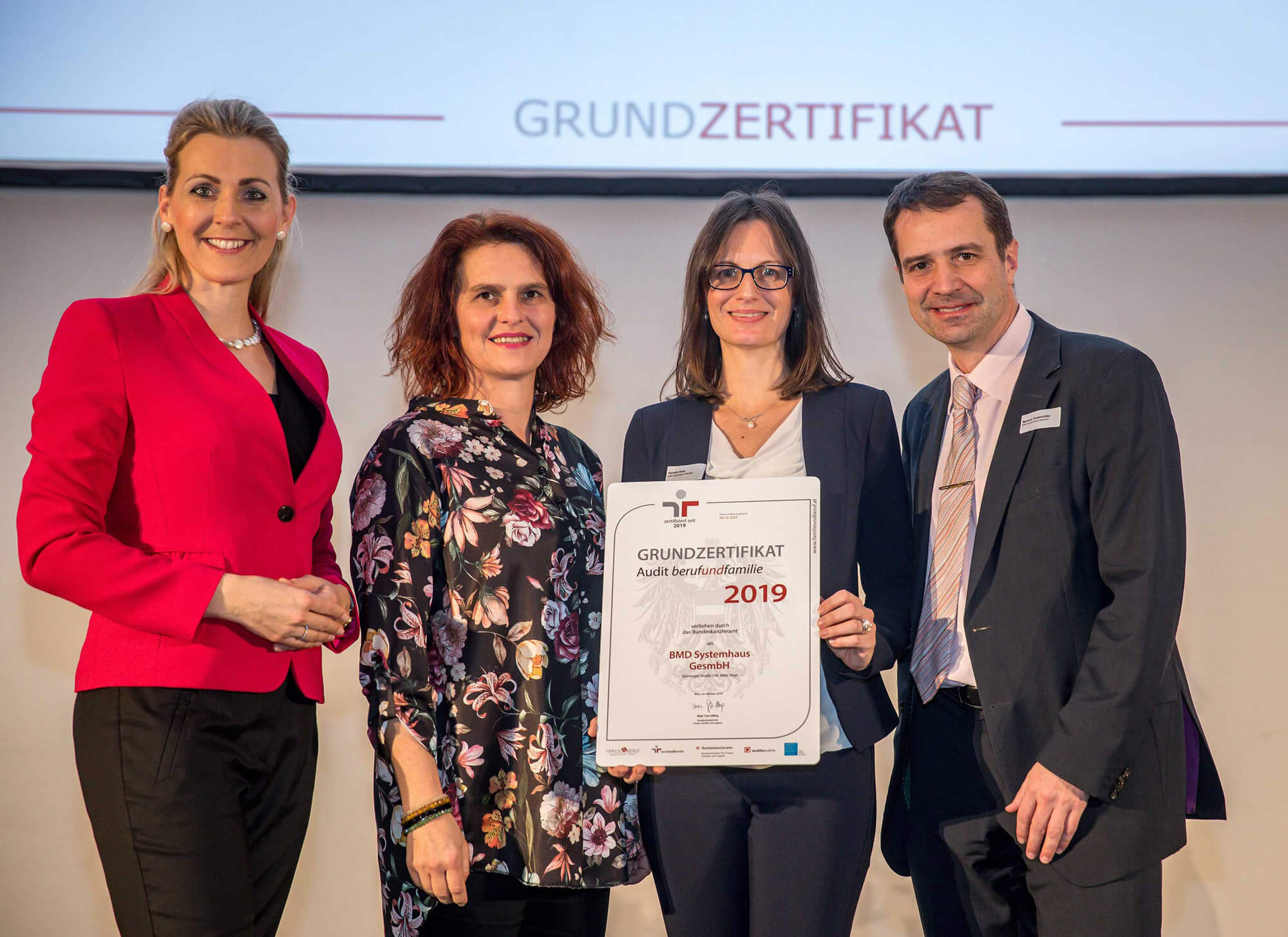 Am Bild: Bundesministerin Mag.a Christine Aschbacher (Bundesministerium Arbeit, Familie und Jugend) und von BMD: Mag.a Romana Hausleitner (Leitung HR), Kerstin Auer (Leitung Betriebliches Gesundheitsmanagement), Dr. Markus Knasmüller (Geschäftsführung) bei der Zertifikatsverleihung. [Foto © Harald Schlossko]