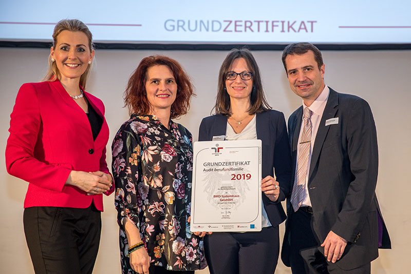 Am Bild: Bundesministerin Mag.a Christine Aschbacher (Bundesministerium Arbeit, Familie und Jugend) und von BMD: Mag.a Romana Hausleitner (Leitung HR), Kerstin Auer (Leitung Betriebliches Gesundheitsmanagement), Dr. Markus Knasmüller (Geschäftsführung) bei der Verleihung des Zertifikats berufundfamilie. [Foto © Harald Schlossko]