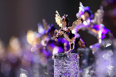 Das Bild zeigt die Pegasus Trophäe [Foto © OÖN Volker Weihbold]