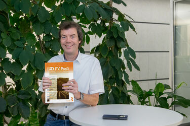 Akademieleiter Roland Beranek mit der Zeitschrift PV Profi