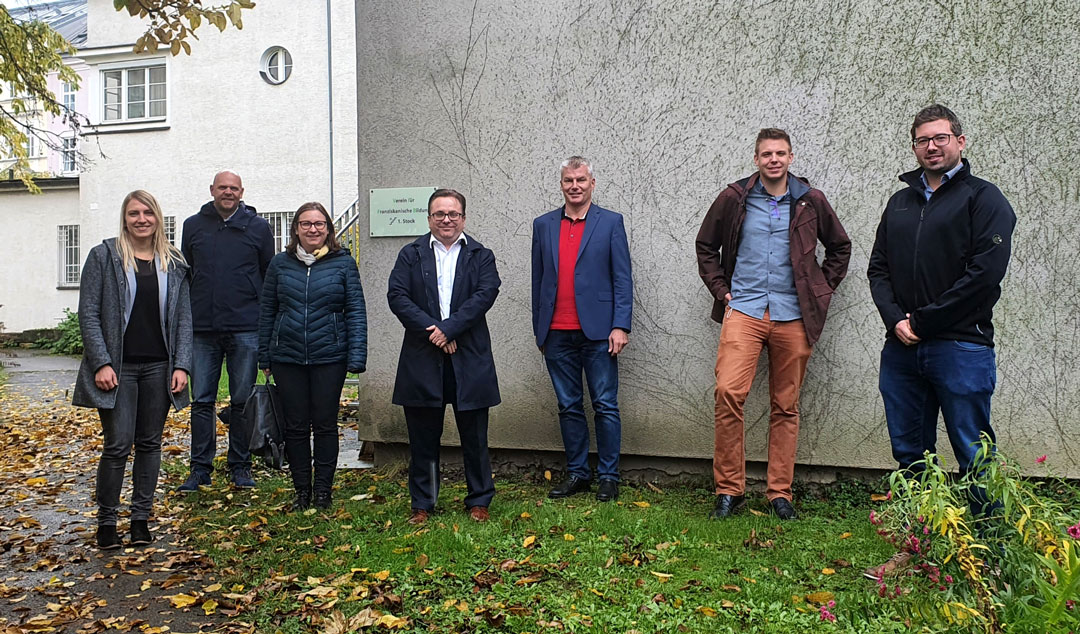 Foto der Projektgruppe vor den Gebäuden des Vereines