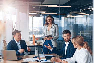 Meeting mit zwei Frauen und zwei Männern in einem Büro.