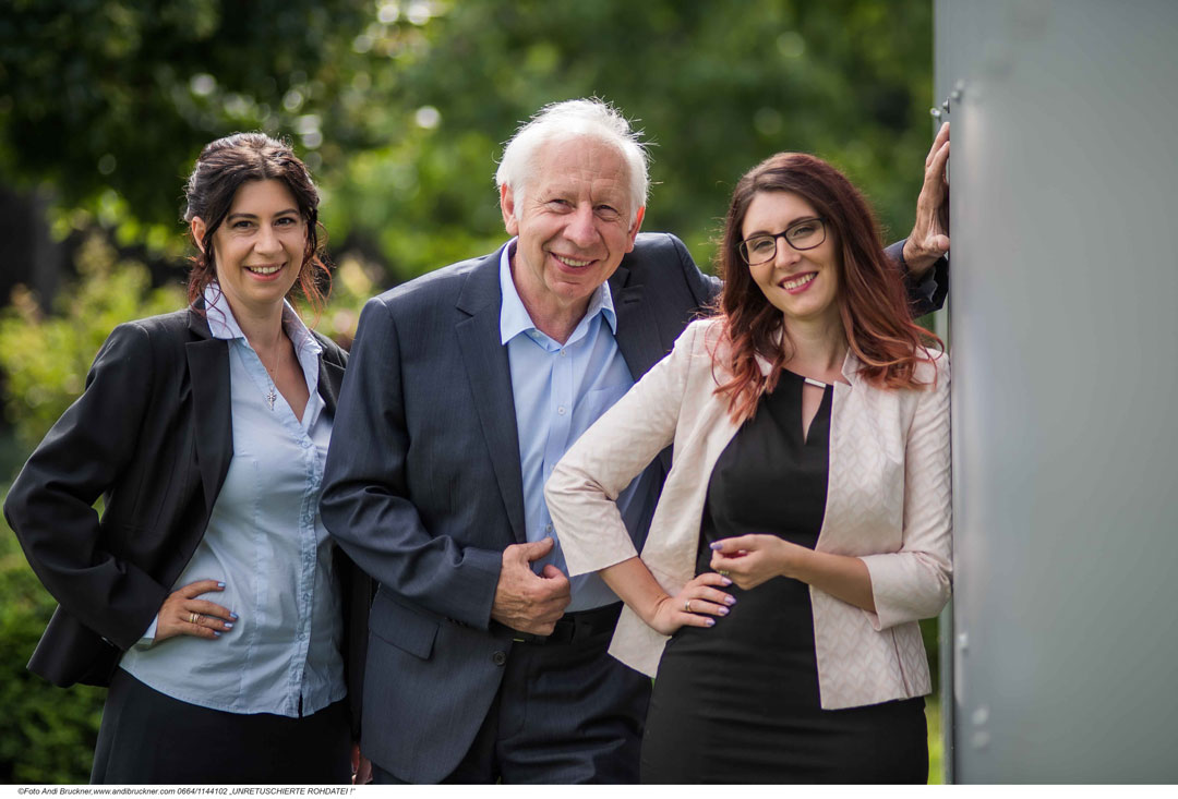 Die Geschäftsführer:innen des Unternehmens, zwei amen und ein Herr in der Mitte. [© E.L.T.]