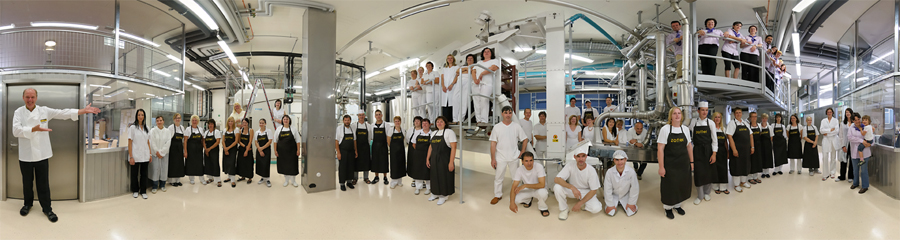 Chocolatier Josef Zotter mit seinem Team