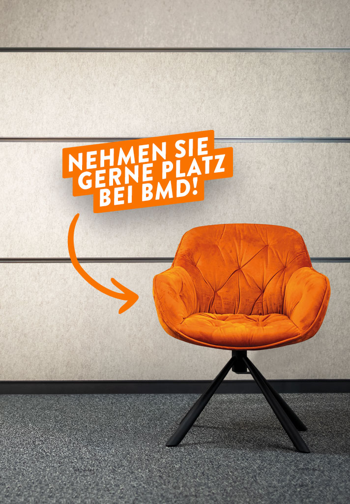 Oranger Sessel und Schriftzug "Nehmen Sie gerne Platz bei BMD!"